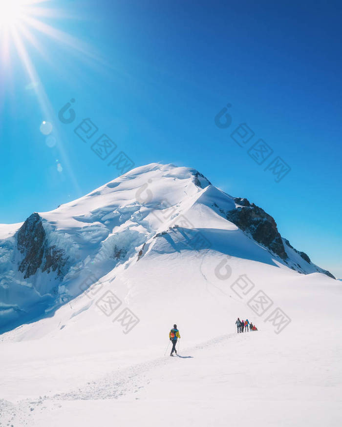 徒步旅行到法国阿尔卑斯山的勃朗峰山顶