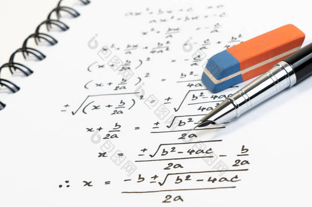 数学类考试、实践、测验或考试数学二次方程公式的手写。求解指数方程背景概念.