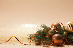 在松树枝上闪闪发光的圣诞球和桌面上的波浪丝带