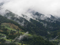 carpatian 山村的雾与雾