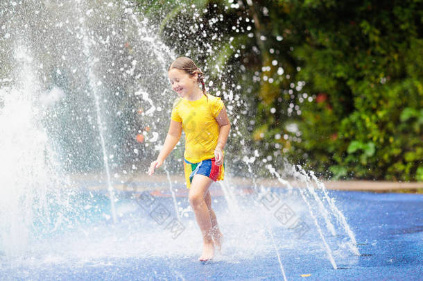 孩子们在<strong>水上</strong>公园玩耍。热带游乐园<strong>水上</strong>游乐场的孩子们。小女孩在游泳池。在亚洲的暑假,孩子们在玩滑水游戏.小孩子穿的泳衣.