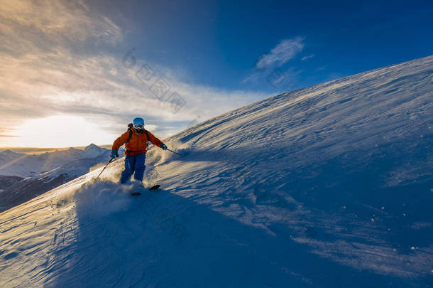 滑<strong>雪与</strong>令人惊叹的景色, 瑞士著名的<strong>山</strong>在美丽的<strong>冬</strong>季<strong>雪山</strong>堡。新鲜粉<strong>雪</strong>中的 skituring、野外滑<strong>雪</strong>.