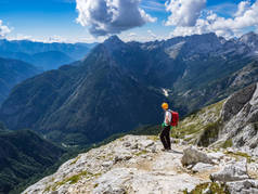 登山家欣赏从 Prisank 山的景色, 在斯洛文尼亚的朱利安阿尔卑斯山