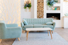 时尚豪华客厅室内设计在柔和的天光与典雅的古典家具
