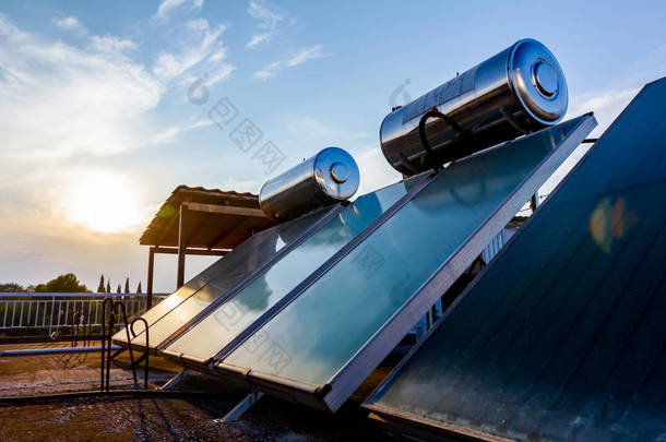 使用可再生能源的水面板被放置在<strong>房顶</strong>、太阳能热水系统上。现代节能技术