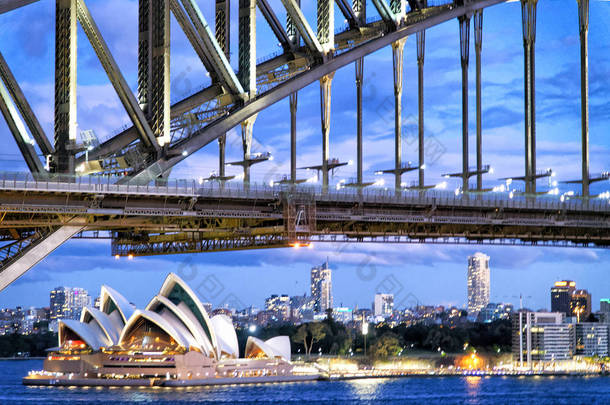 <strong>悉尼海港大桥</strong>在晚上，澳大利亚.