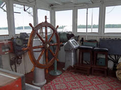 船用轮、舵和导航工具的旧船桥内饰