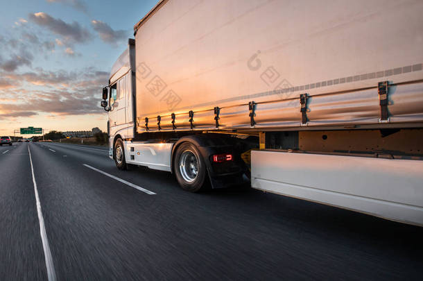道路上装有集装箱的<strong>卡车</strong>，货物运输概念.
