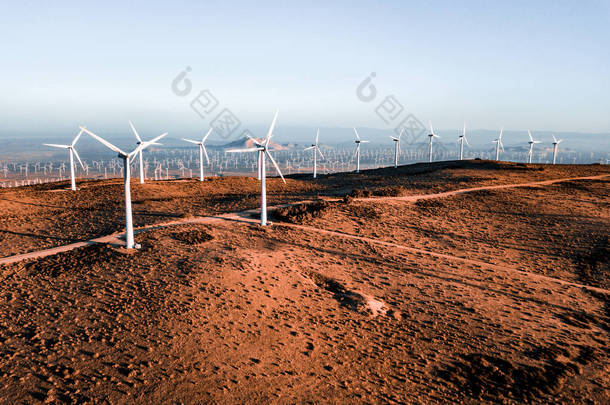 风力涡轮机农场从<strong>鸟瞰</strong>视图。在美国内华达州提供可再生、可持续的替代能源, 可持续发展, 风力涡轮机环境友好.