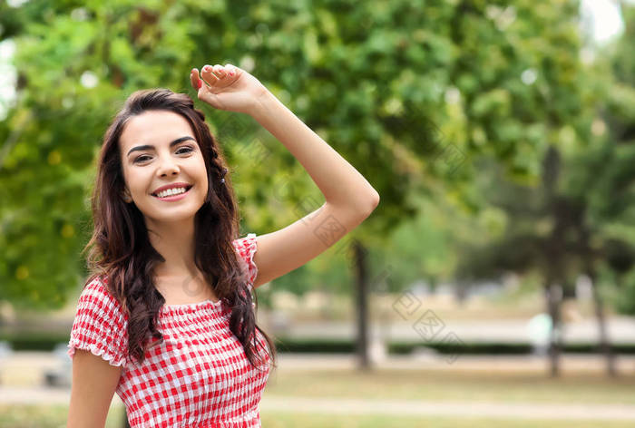 快乐的年轻女人，在公园休息