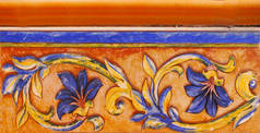 老房子的门面传统瓷砖的细节。装饰瓷砖。巴伦西亚传统瓷砖。花卉装饰品.