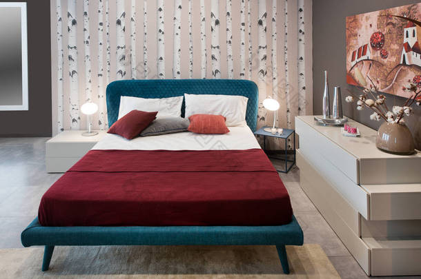 卧室设计的概念与老式的蓝色床, 自然桦树装饰和时尚的家具