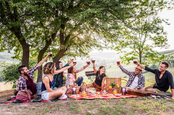 一群年轻快乐的朋友在户外野餐--人们在农村烧烤巴瓦<strong>库</strong>派对时, 一边玩得很开心, 一边庆祝