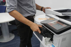 办公室打印机用完墨水和所需的碳粉盒由商人