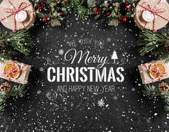 圣诞节和新年排版的节日背景与冷杉分枝, 礼物, 浆果。圣诞节和新年快乐的主题, 雪。平面布局, 顶部视图