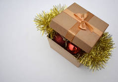 盒子与红色球和装饰圣诞树在白色背景.