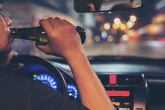 男人喝啤酒, 而夜间开车在城市危险, 左手驱动系统