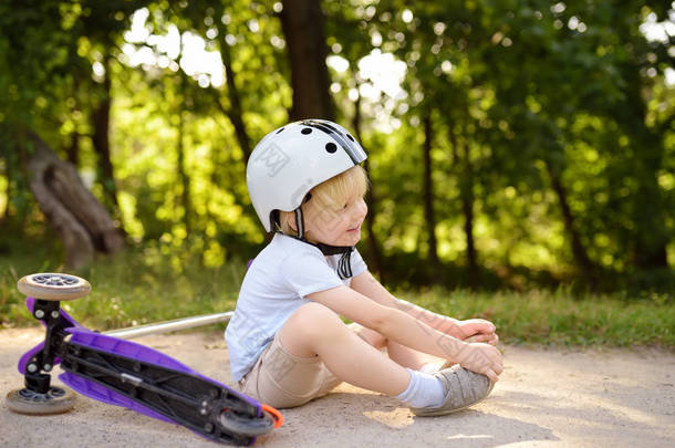 幼儿男孩在安全帽学习骑摩托车。戴头盔的孩子安全、运动、休闲与孩子的概念.