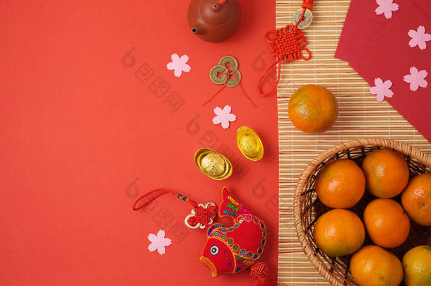 中国新年背景与传统装饰为春节在红色的桌上。从上面看。中文文本: 财富、好运和财富.