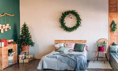 质朴的房间装饰圣诞派对与礼品盒和松针绿色棕色米色