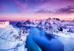 挪威罗弗敦群岛鸟瞰图。日落时的高山和大海。自然景观从空气在无人机。挪威在冬天时间