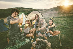 一群年轻的朋友们在野外野餐上度过了美好的时光 
