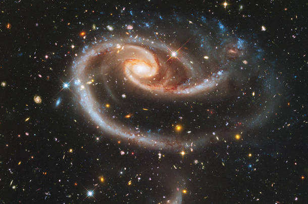 令人难以置信的美丽星系在深空的某个地方。科幻小说壁纸。美国宇航局提供的这<strong>张图片</strong>的元素