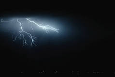 天空中的闪电。电放电在天空.