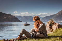 挪威山区湖畔情侣情侣们的如诗如画的景色