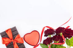 由节日丝带包裹的巧克力的顶视图, 红玫瑰和心形礼品盒隔离在白色, 圣情人节的概念