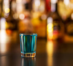 受欢迎的蓝色饮料拍摄 kamikaze 的背景酒吧与瓶子, 一个清凉的饮料, 派对之夜
