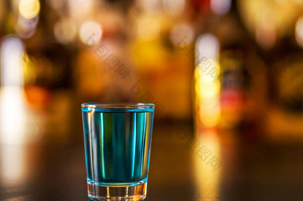 受欢迎的蓝色饮料拍摄 kamikaze 的<strong>背景</strong>酒吧与瓶子, 一个<strong>清凉</strong>的饮料, 派对之夜