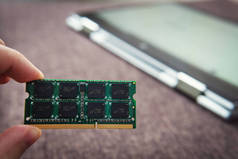 存储卡 ram 为笔记本电脑的背景下的超极本变压器折叠成平板电脑。用于现代小工具的 ddr。电脑维修。增加计算机升级的内存量.