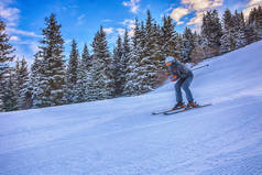 滑雪者沿着卡拉科尔山区的山坡跑下。美丽的阳光明媚的日子.