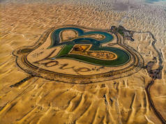 迪拜整个爱湖在 al qudra 的鸟图。迪拜 al qudra 湖泊附近的一个新的旅游目的地。爱湖是迪拜的主要旅游景点之一.