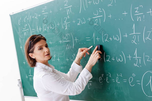 在黑板前的女数学老师 
