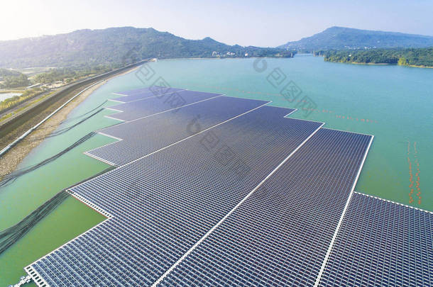 湖上浮式太阳能电池板或太阳能电池平台的鸟图
