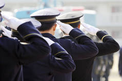 日本警察敬礼, 连续站起来, 西图西基仪式