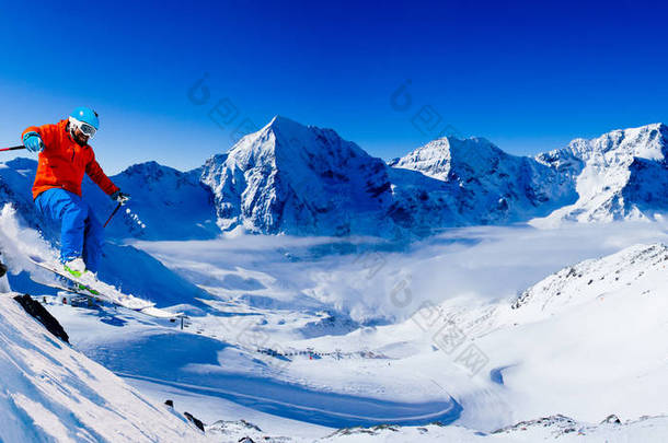 登山者在<strong>雪山</strong>的山脊上滑雪。背景是<strong>蓝色</strong>的<strong>天空</strong>和闪亮的太阳和奥特勒在南蒂罗尔, 意大利。冒险冬季极限运动. 