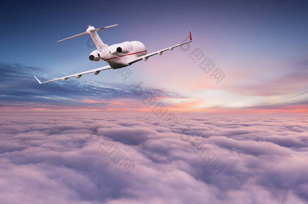在美丽的<strong>云彩</strong>之上飞行的小型私人喷气式<strong>飞机</strong>.