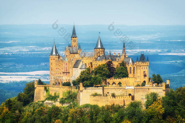 德国赫钦根-2018年8月17日: 德国巴登-符腾堡州著名的霍恩佐伦城堡、霍恩佐伦皇家王室的祖籍所在地和欧洲游客最多的城堡之一的鸟图