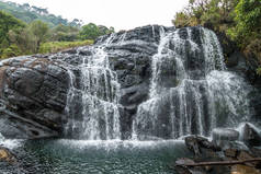 贝克瀑布霍顿平原国家公园斯里兰卡。20米的瀑布, 在岩石和蕨类植物中的风景如画的环境中, 被一条适度的人行道所进入.