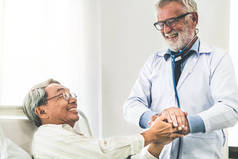 在病房里对老年患者的健康进行交谈和检查。医疗和医生工作人员服务理念.