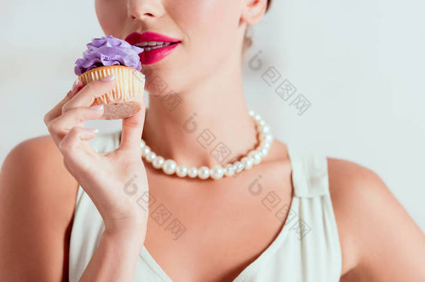 部分看法<strong>别针</strong>女孩品尝自制的纸杯蛋糕与紫色奶油 