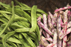 在博罗市场出售的篮子里的两种青豆和粉红色豆子
