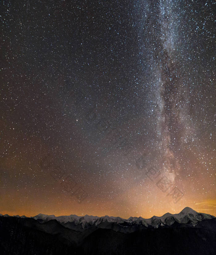 冬季山夜景全景。银河明亮的星座在黑暗的星空中, 日落后在地平线上柔和的光芒, 壮丽的山脊雪峰, 多雪陡峭的木山.