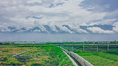 中国云南大理康山下被云覆盖的房屋和田野景观