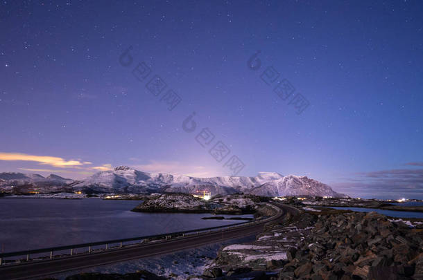 夜晚与月亮和在大西洋路 (大西洋船务) 在挪威的看法。冬季景观和色彩.