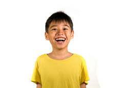 年轻快乐和兴奋的孩子的肖像微笑和笑欢快穿着黄色 t恤孤立在白色背景上, 在孩子的快乐和快乐的脸表达概念