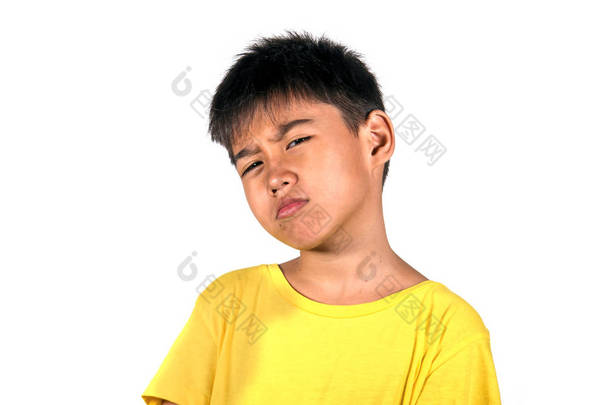 7岁或8岁的孩子在严肃和冷静的脸的<strong>表情</strong>假扮成一个恶棍玩在白色背景上孤立的欺负者穿着黄色的 t恤在有趣的孩子脸上的<strong>表情</strong>
